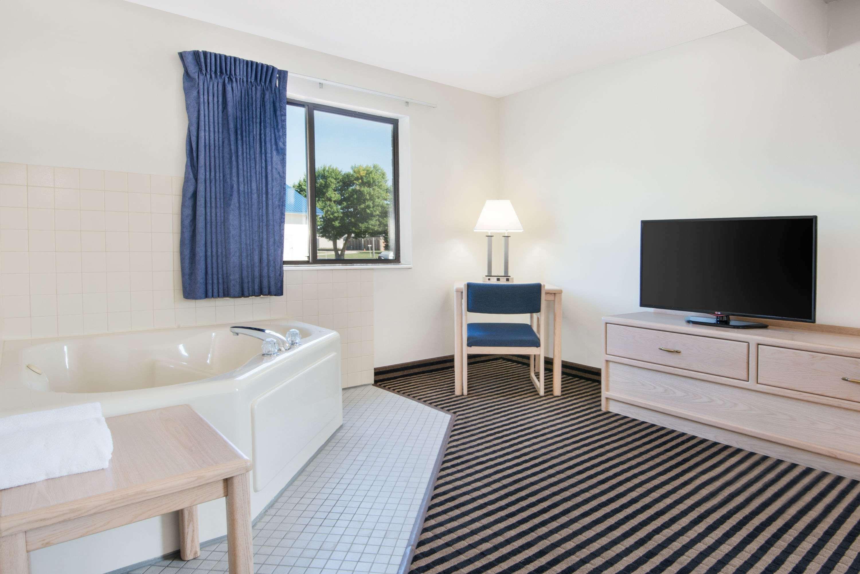 Hotel Super 8 By Wyndham Humboldt Esterno foto