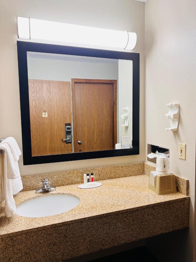 Hotel Super 8 By Wyndham Humboldt Esterno foto